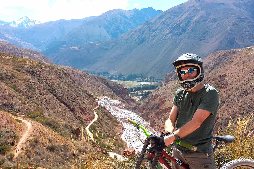 Turista en bicicleta en el Valle Sagrado
