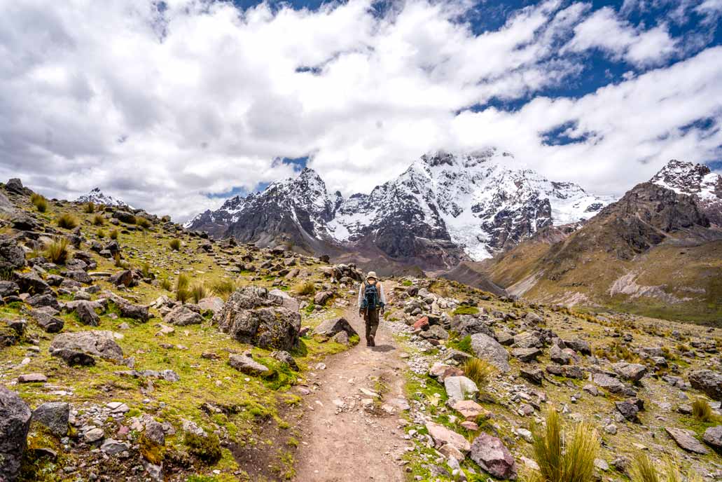 Turista a caminho do pico coberto de neve de Ausangate