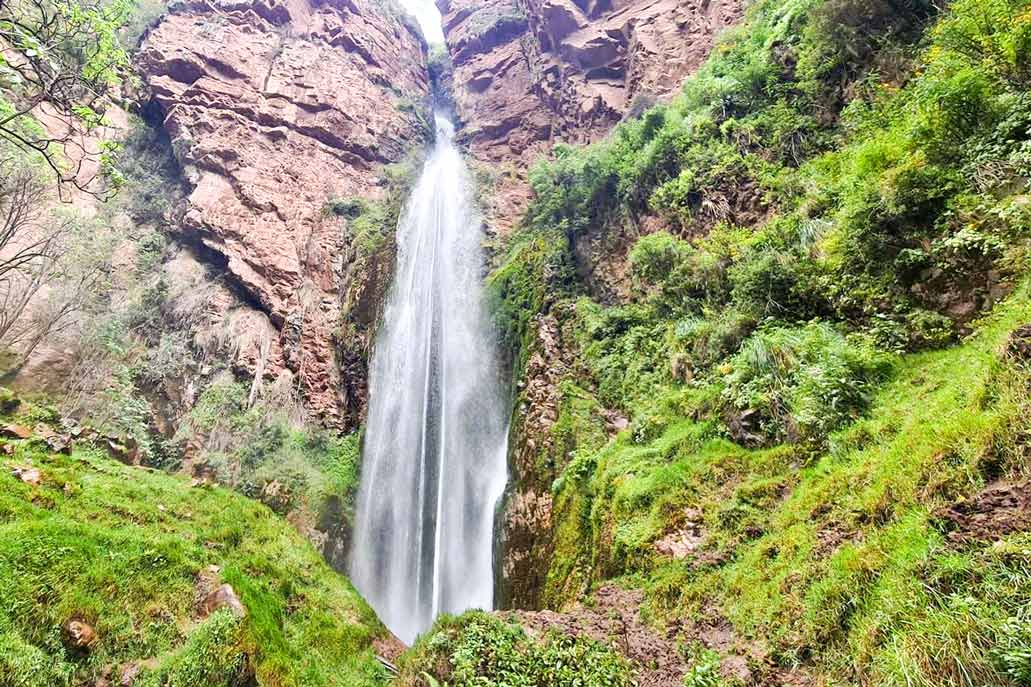 Cachoeira Perolniyoc no Vale Sagrado