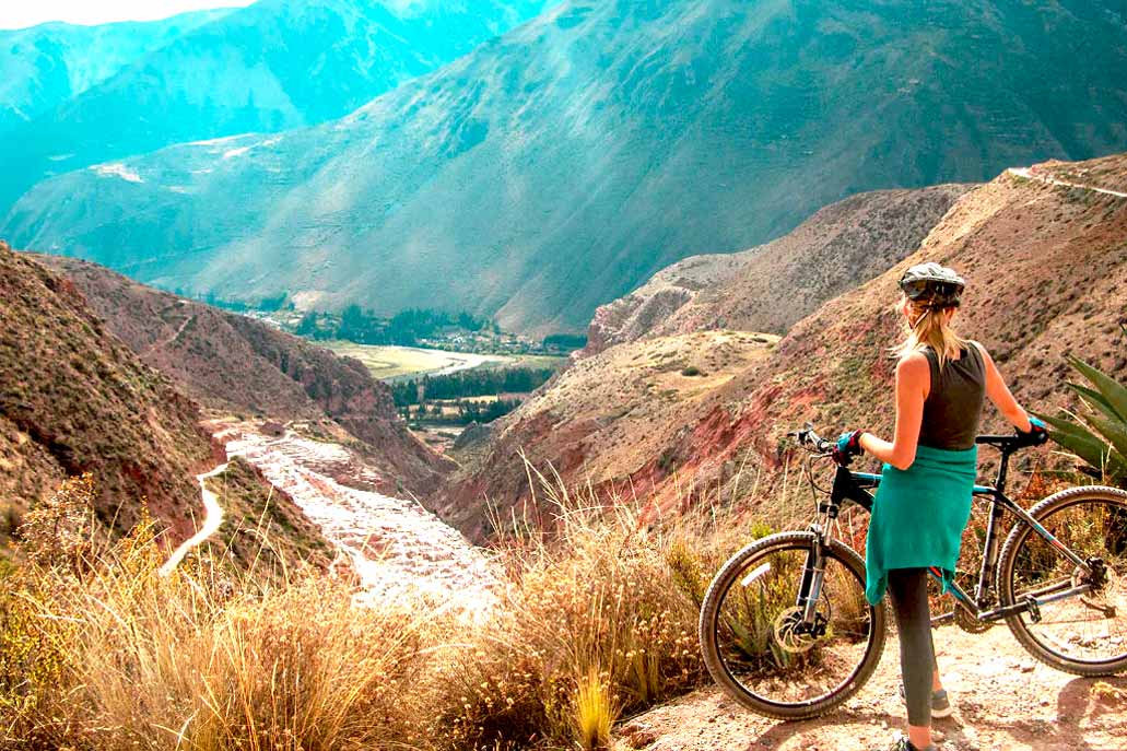 Turista observando las posas de sal de Maras