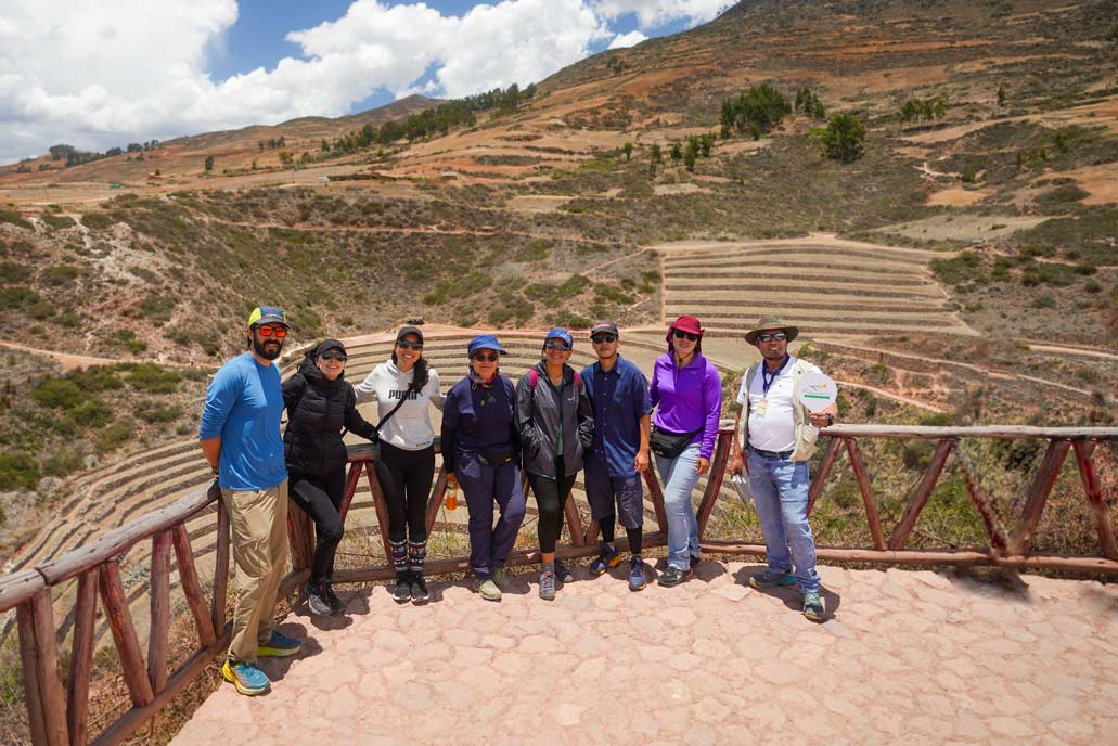 Grupo de turistas visitando Moray en el Valle Sagrado