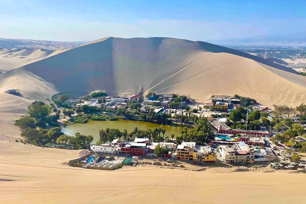 Oasis de Huacachina rodeado de dunas