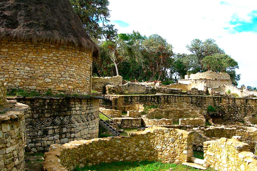 Locais arqueológicos no Peru