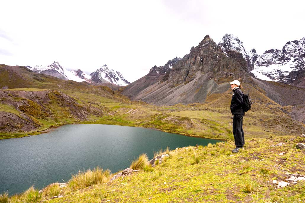 Turista observando uma das lagoas de Ausangate