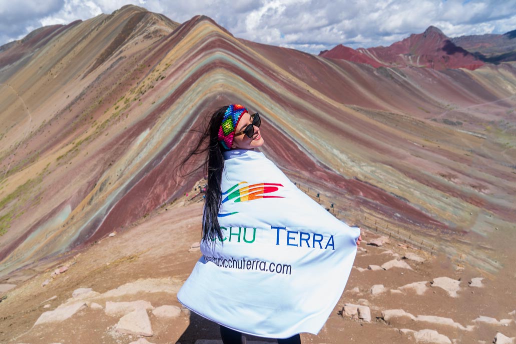 Turista en la Montaña de Colores