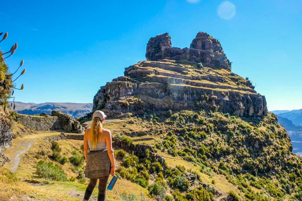 Turista observando el sitio arqueológico de Waqrapukara