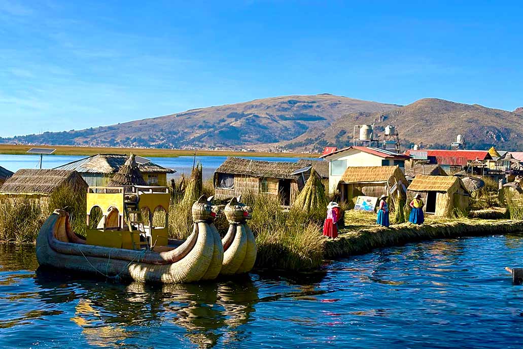 Lago Titicaca con montañas nevadas