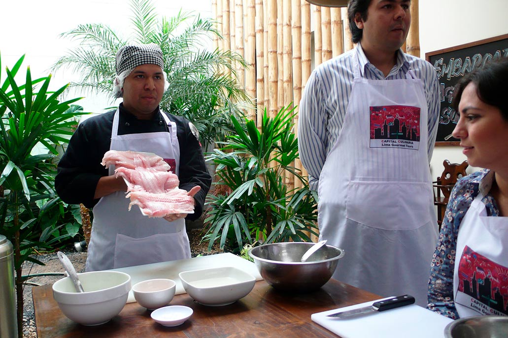 Turistas haciendo tour gastronomico