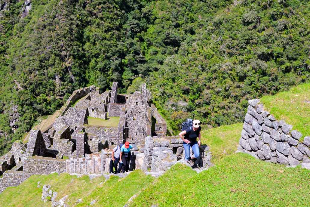 Turistas recorriendo el Camino Inca - Wiñay Wayna
