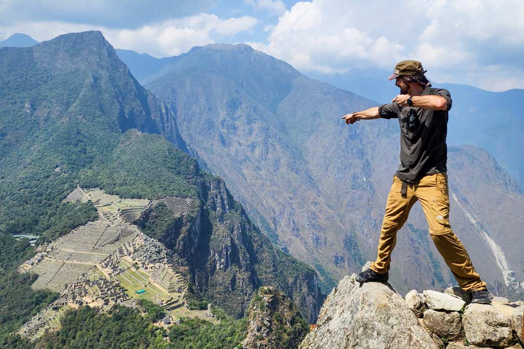 Turista no topo da montanha Huayna Picchu