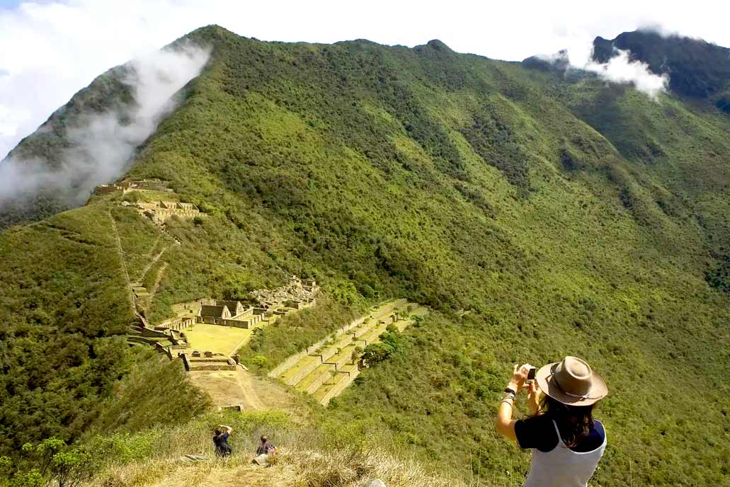 Fotografiando la plaza principal de Choquequirao