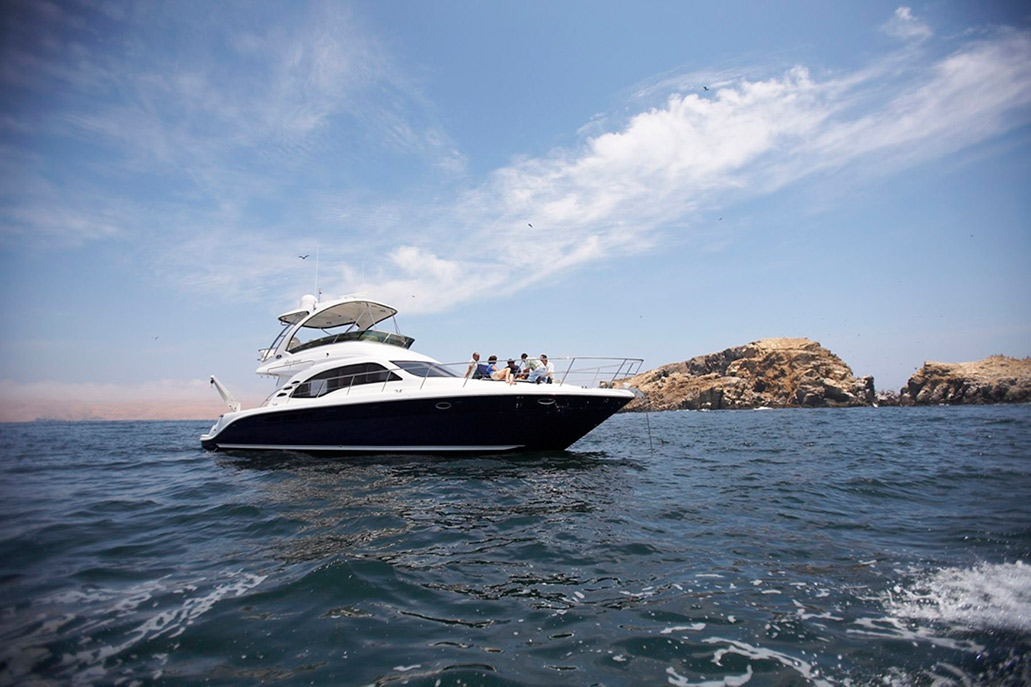 Luxury yacht trips in Paracas
