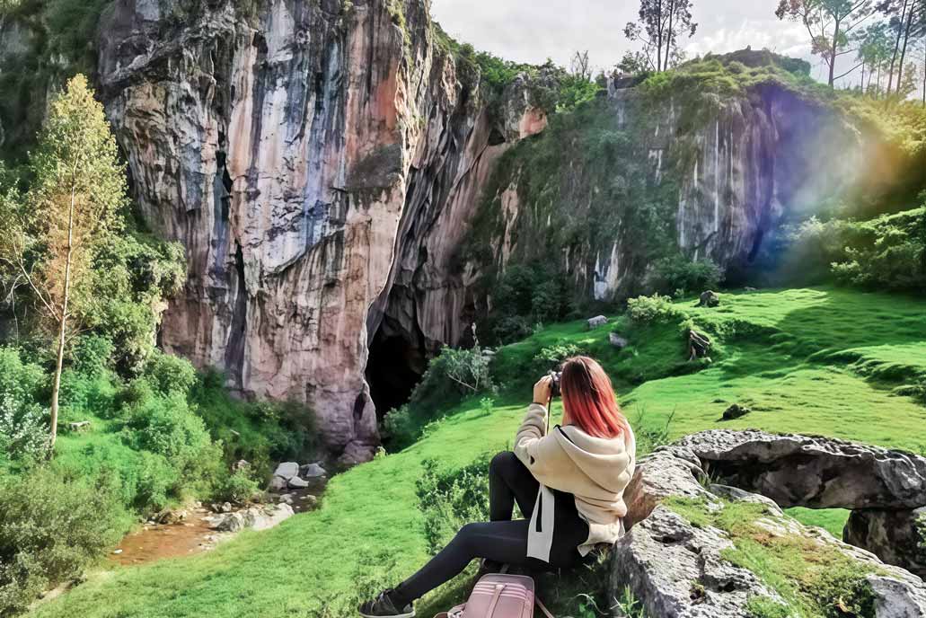 Turista fotografiando al balcón del diablo