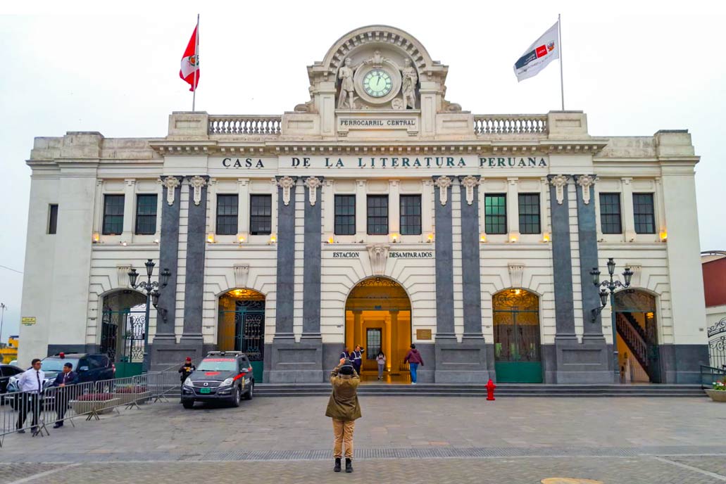 Vista frontal da Casa da Literatura Peruana