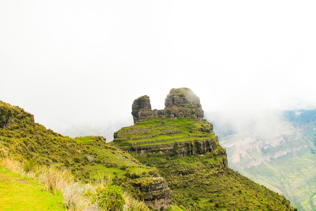 Sítio arqueológico de Waqrapukara com neblina