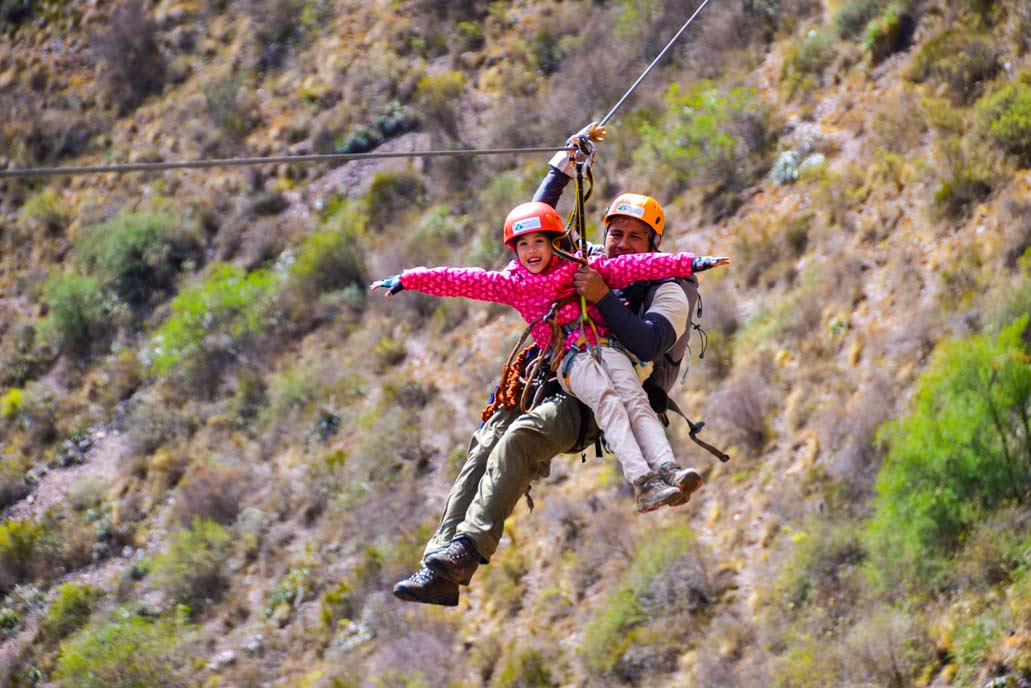 Padre e hija disfrutando de la aventura en el valle sagrado